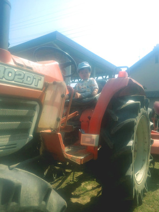 20150425_son_on_the_tractor